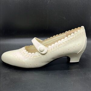 Sofwear Classic Cream Mary Jane Pump Kitten Heels with Scalloped Trim Size 8 1/2